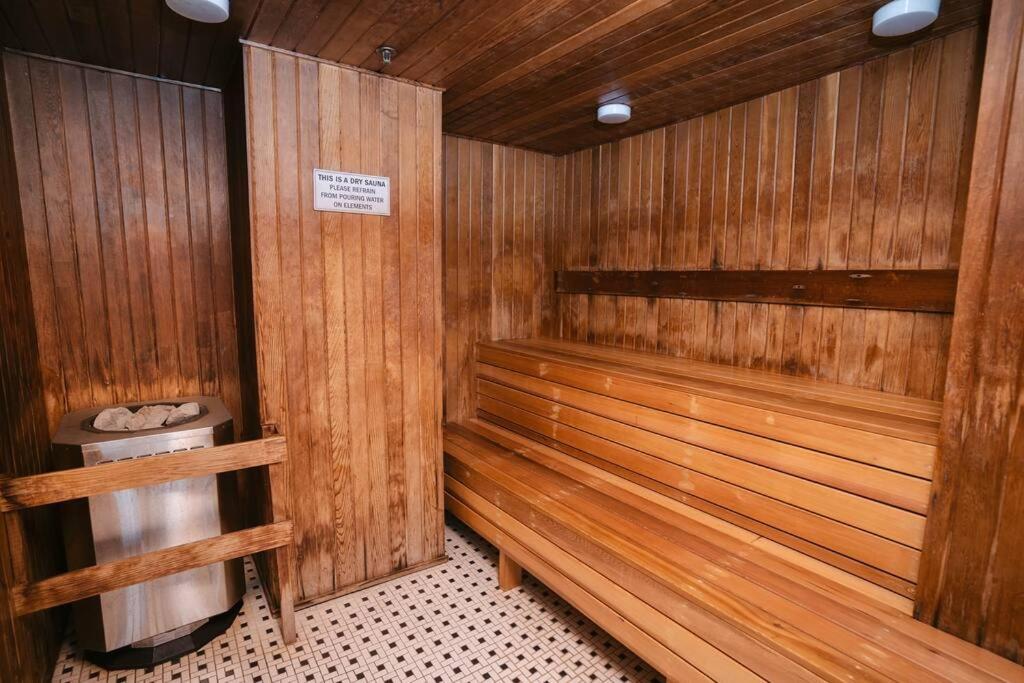 Downtown King Suite-Surround Views-Pool/Gym/Parkng