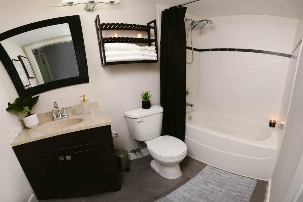 Downtown King Suite-Surround Views-Pool/Gym/Parkng