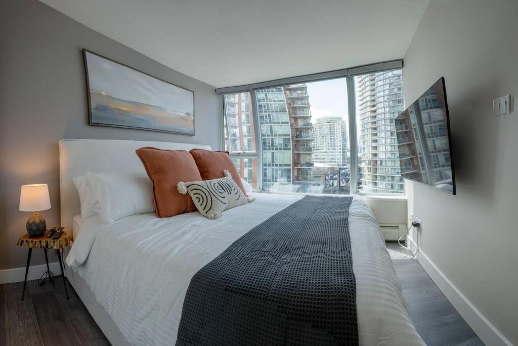 Downtown King Suite-Surround Views-Pool/Gym/Parkng