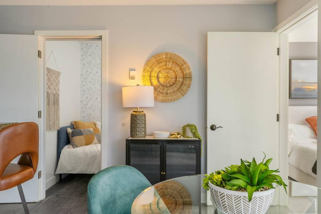 Downtown King Suite-Surround Views-Pool/Gym/Parkng