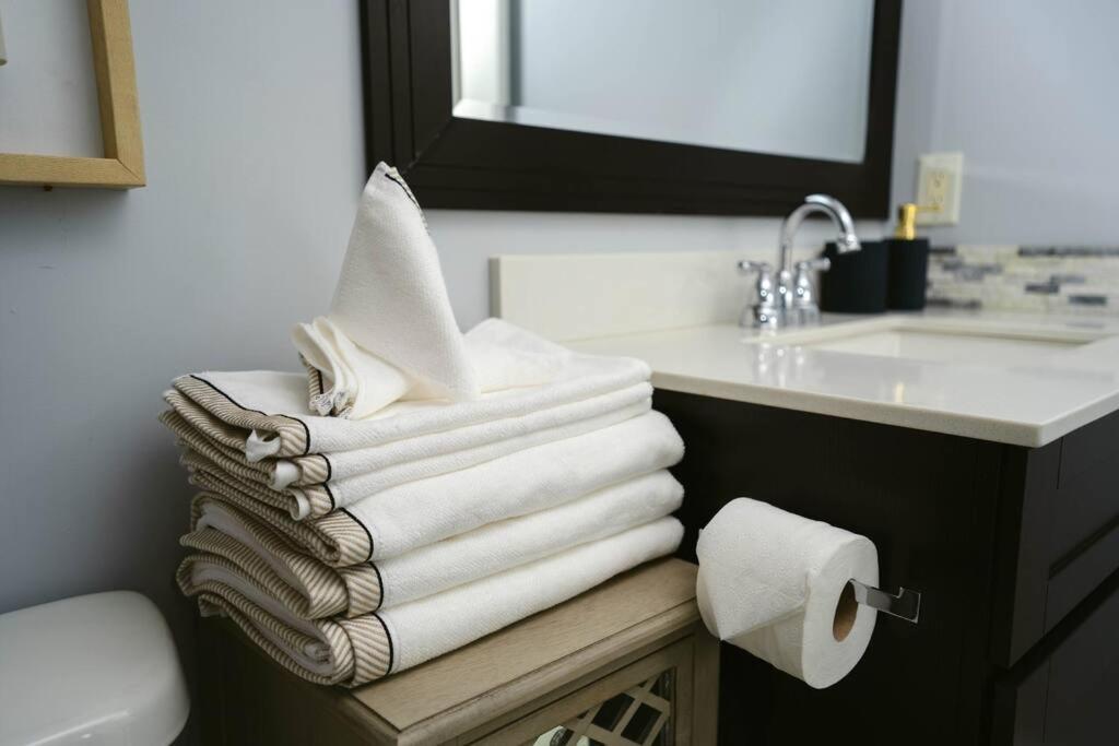 Downtown King Suite-Surround Views-Pool/Gym/Parkng