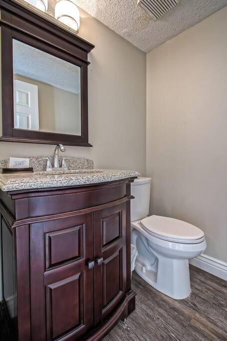 Lovely 6Beds 4Baths AC Mins to DT Airport and Stores SANDRINGHAM