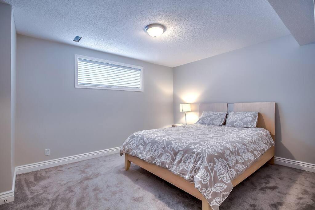 Lovely 6Beds 4Baths AC Mins to DT Airport and Stores SANDRINGHAM