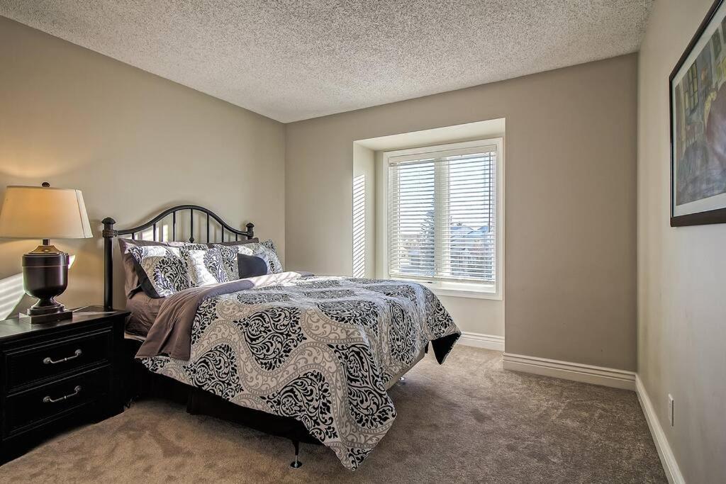 Lovely 6Beds 4Baths AC Mins to DT Airport and Stores SANDRINGHAM