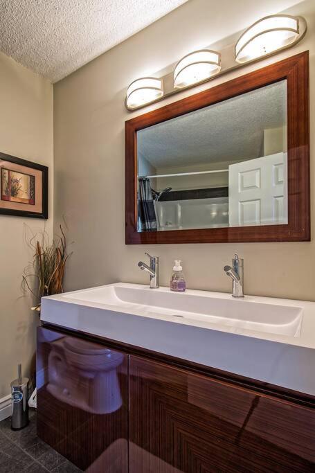 Lovely 6Beds 4Baths AC Mins to DT Airport and Stores SANDRINGHAM