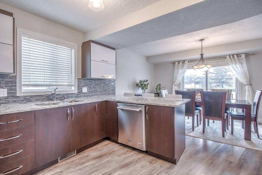 Lovely 6Beds 4Baths AC Mins to DT Airport and Stores SANDRINGHAM