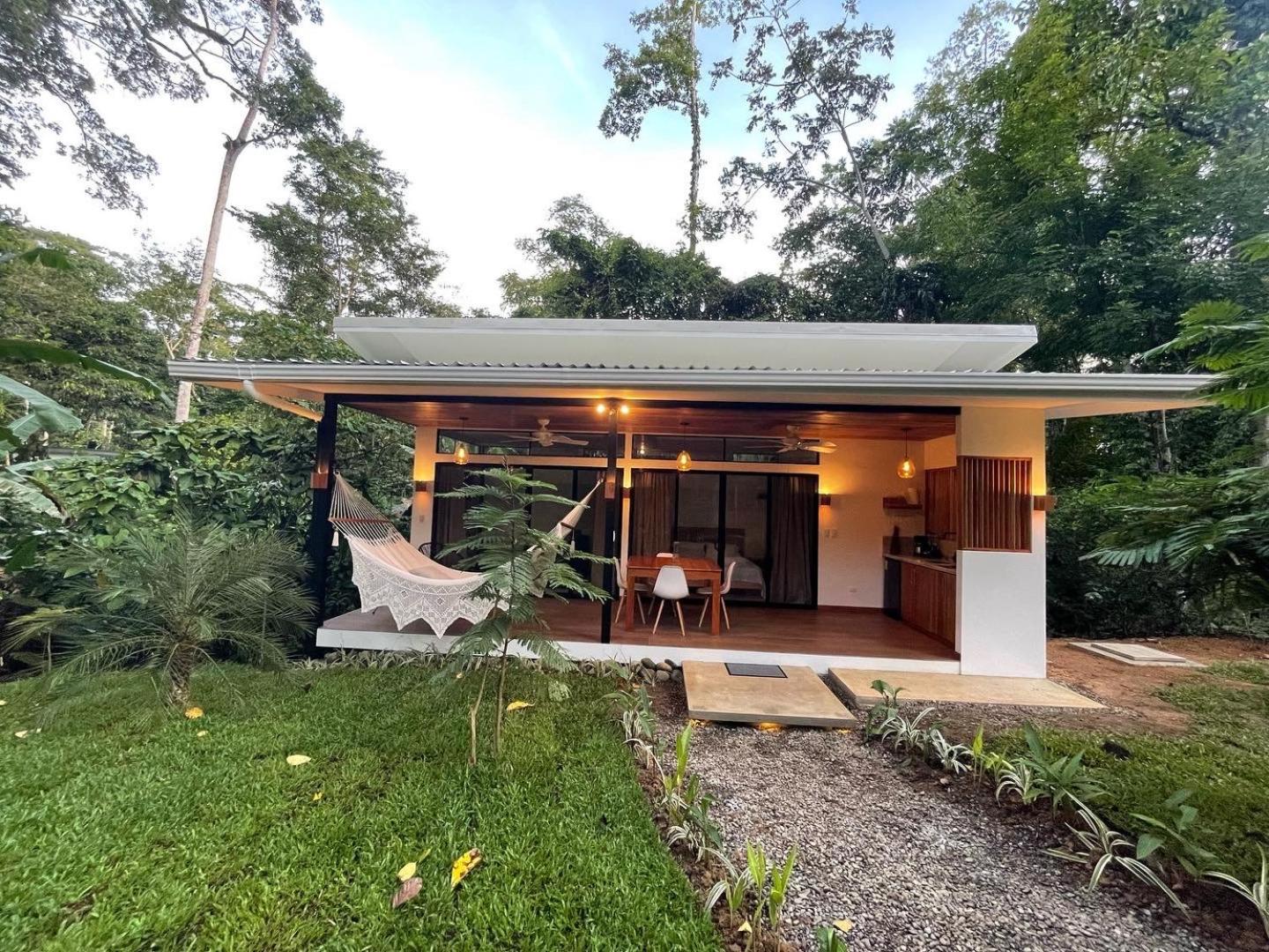 Caribbean Irie - charming, luxurious bungalow in nature with AC & fiber optic wifi