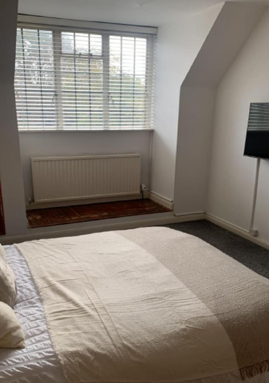 Wandsworth, South London Deluxe King Room 4