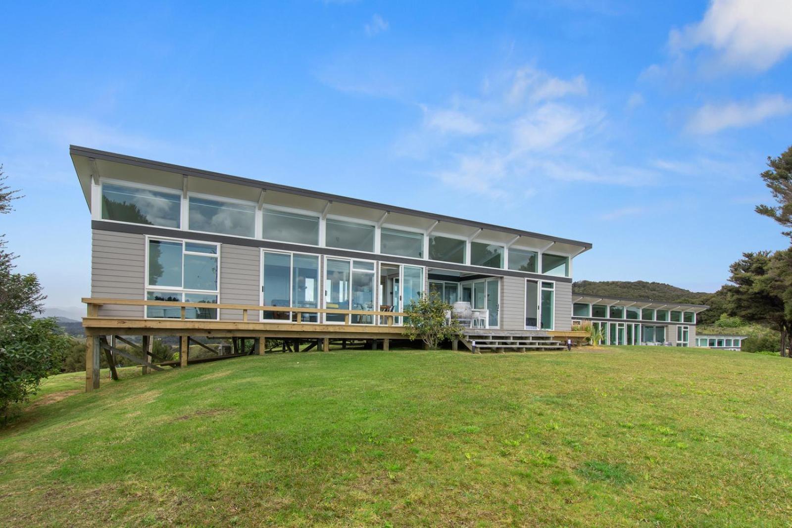 Paroa Bay Chalets - Te Whare Kereru view 3
