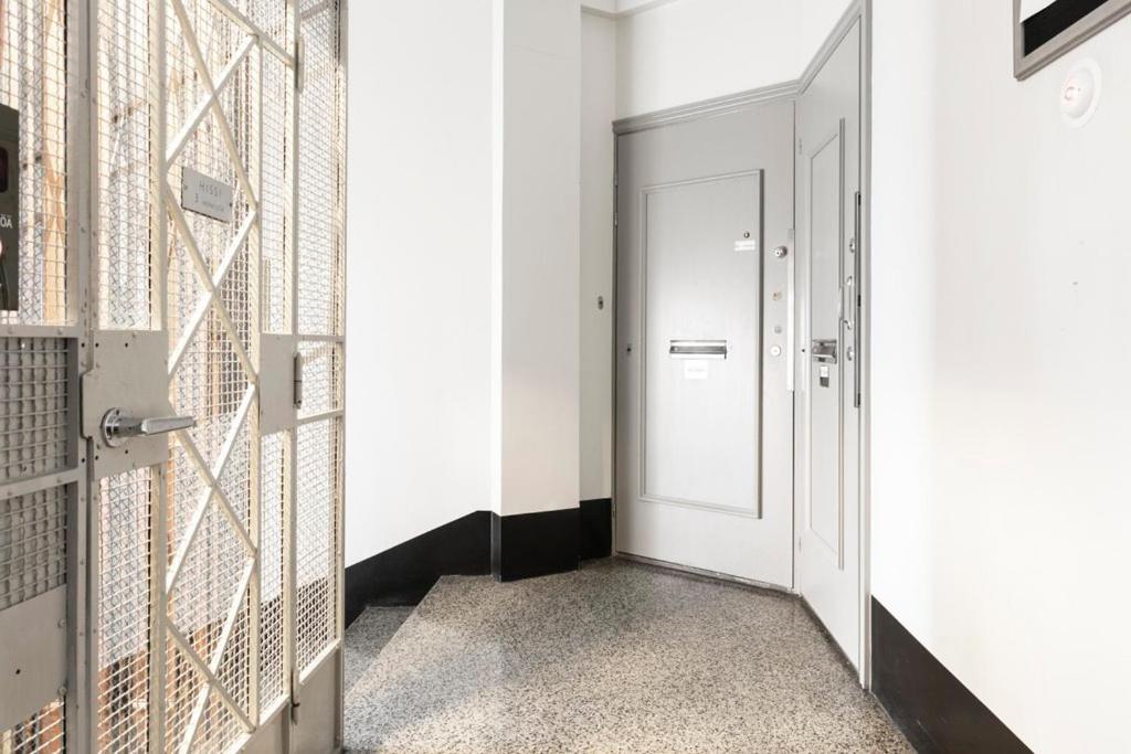--2ndhomes Top Floor Studio in the Center of Kamppi--