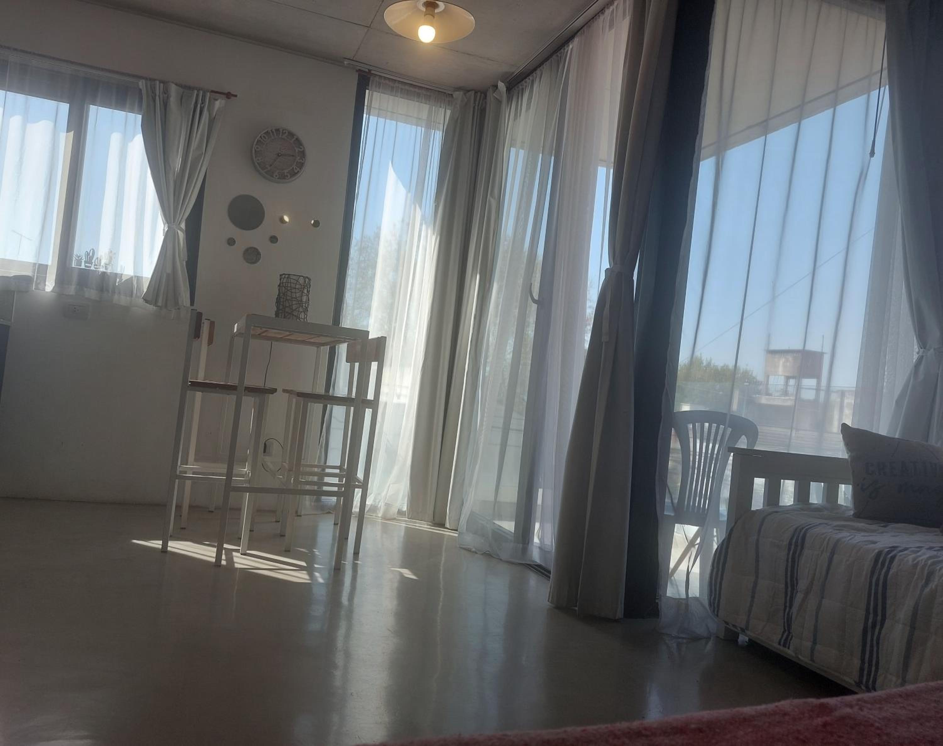 Luminoso,tranquilo y practico estudio en zona sur con balcón y cochera