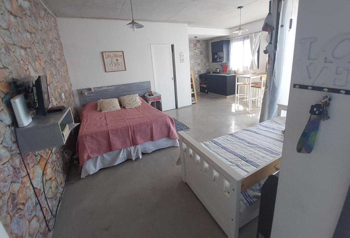 Luminoso,tranquilo y practico estudio en zona sur con balcón y cochera
