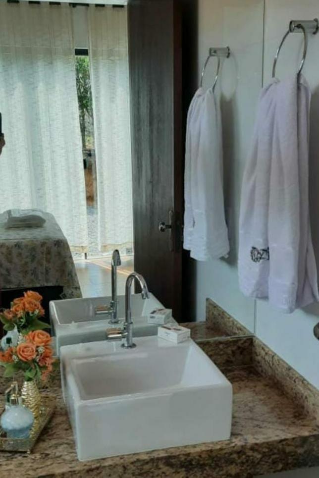Casa com piscina vista para lago, 03 quartos confortáveis