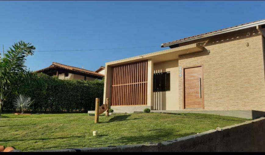 Casa com piscina vista para lago, 03 quartos confortáveis