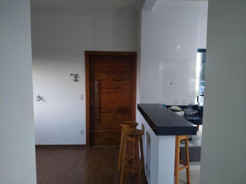 Casa com piscina vista para lago, 03 quartos confortáveis
