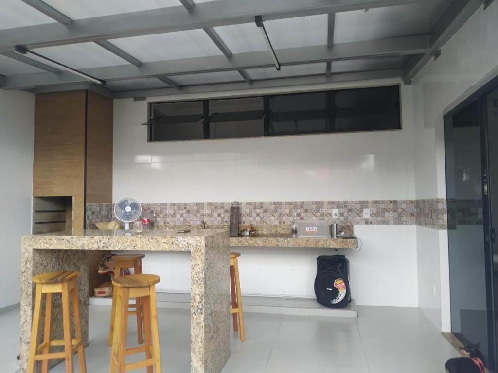 Casa com piscina vista para lago, 03 quartos confortáveis