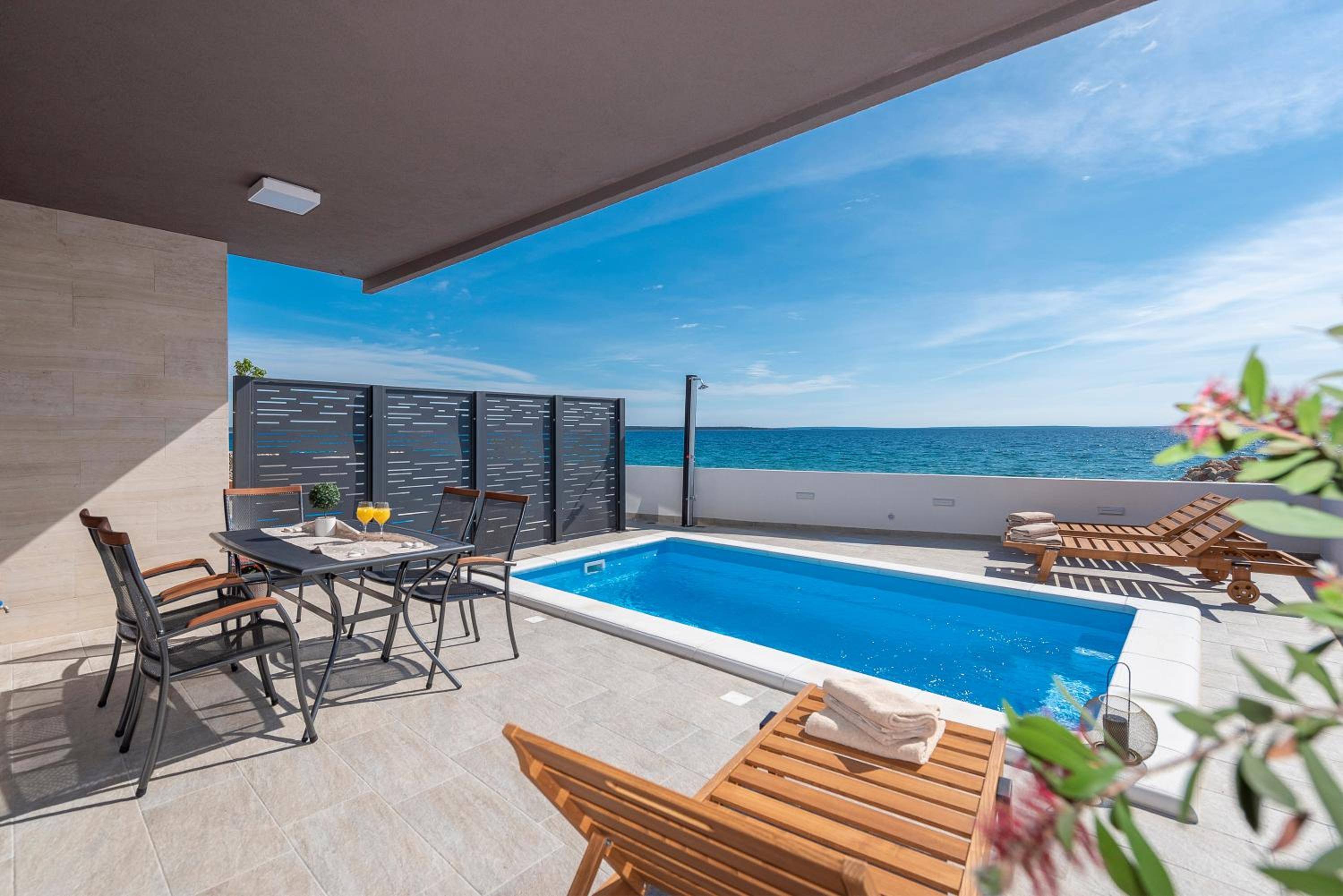 Villa Eni Beachfront apartment with pool view 4