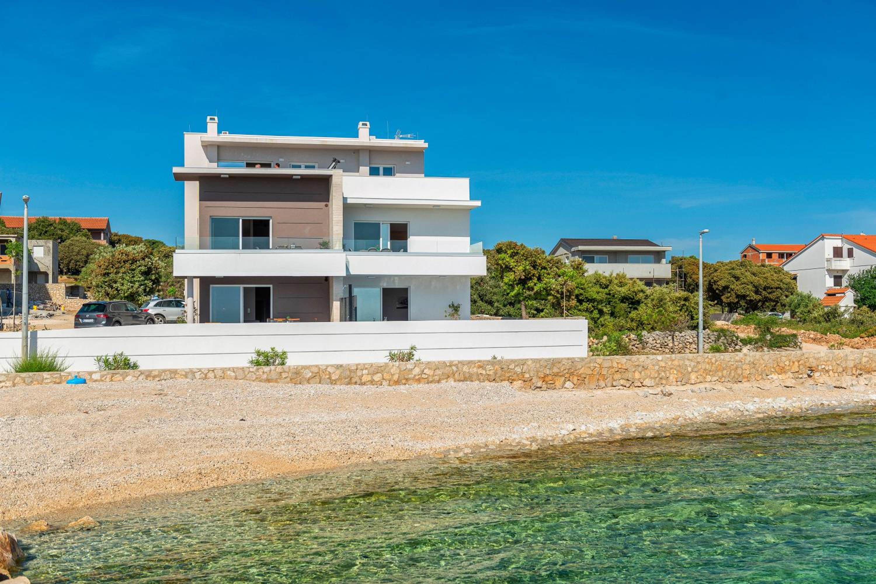 Villa Eni Beachfront apartment with pool view 5