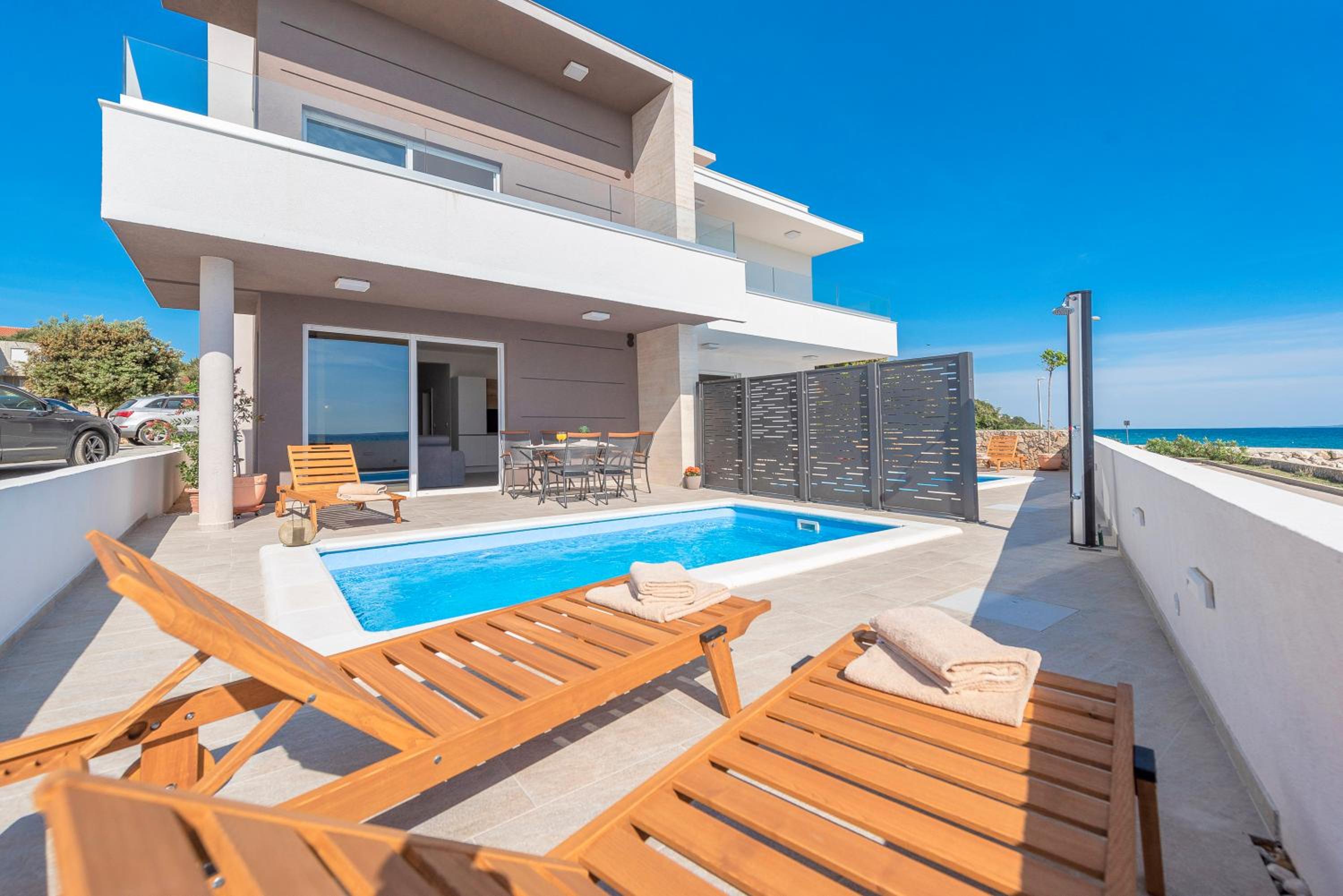Villa Eni Beachfront apartment with pool view 3