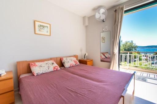 Lavish & Spacious APT with Stunning Seaview, 10 Min ATH Airport view 4