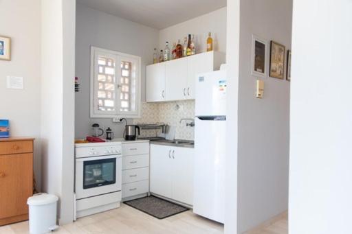 Lavish & Spacious APT with Stunning Seaview, 10 Min ATH Airport view 3