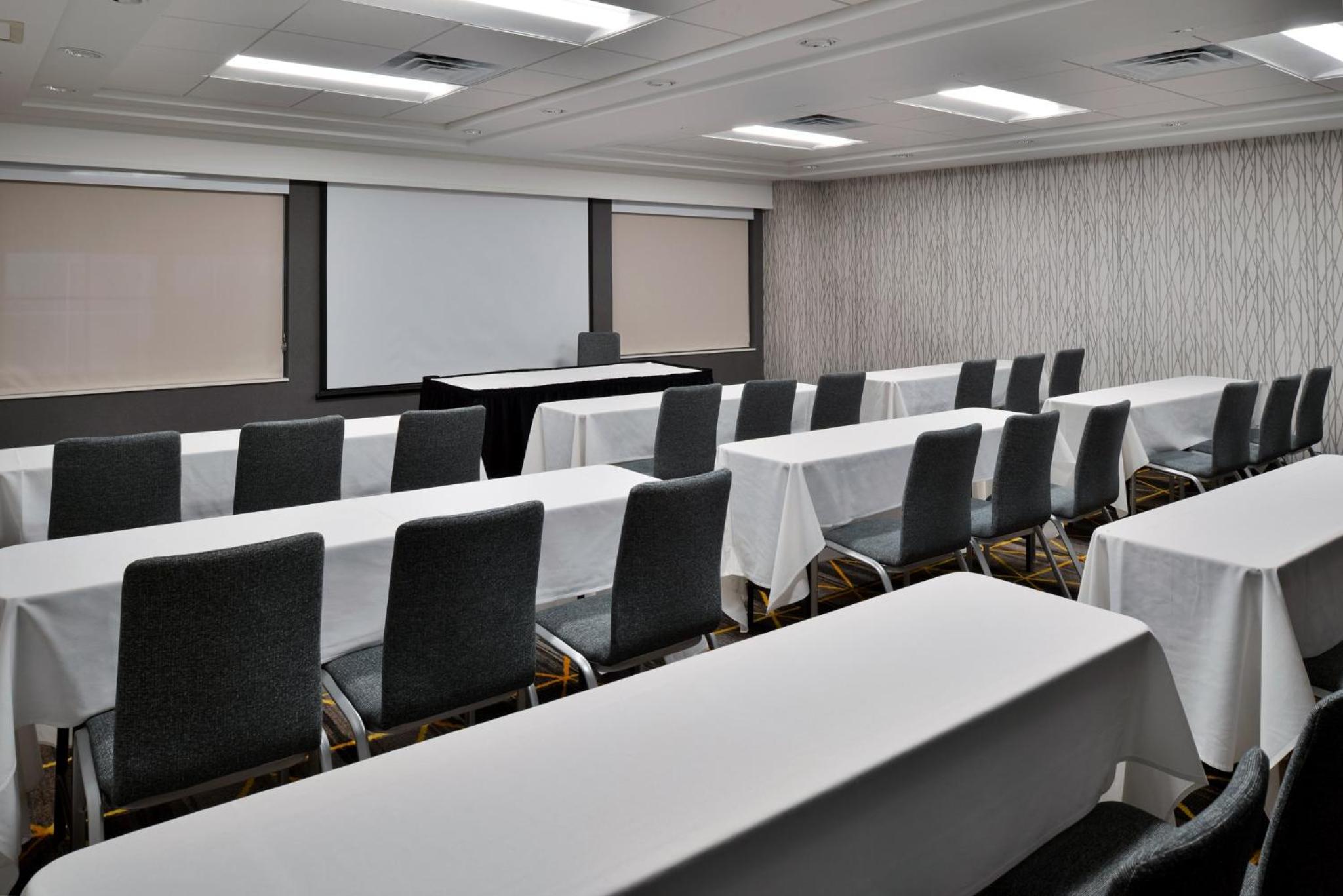 Holiday Inn Hotel Suites Overland Park-Convention Center, an IHG Hotel - Property Image 36