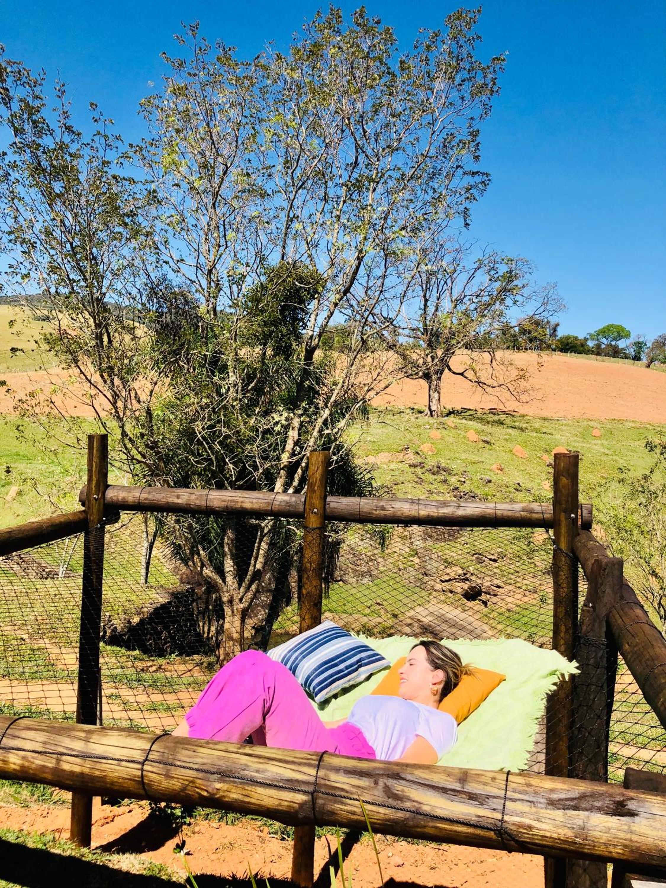 Chalé Na coruja e Chalé Encanto com BANHEIRA com AQUECEDOR e hidromassagem 7,5km centro Águas com COM CAFÉ, internet Starlink
