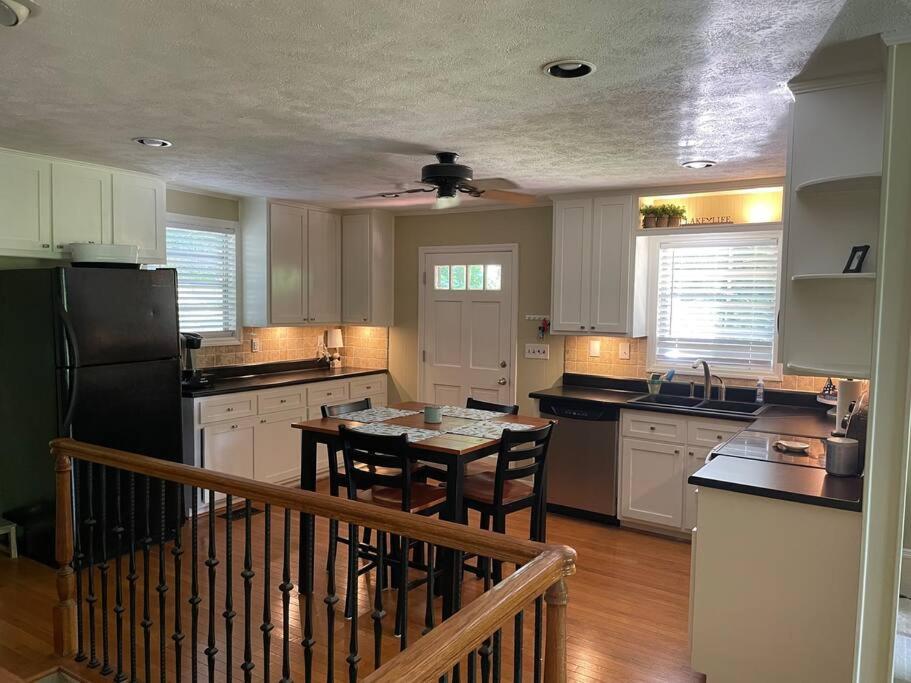 Cozy, Lake Lanier property with amazing views