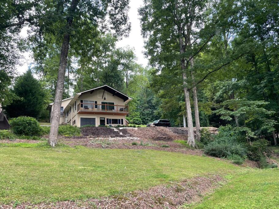 Cozy, Lake Lanier property with amazing views