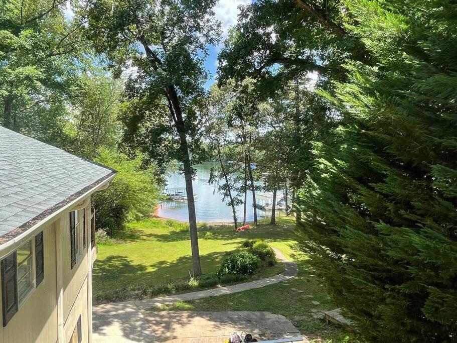 Cozy, Lake Lanier property with amazing views