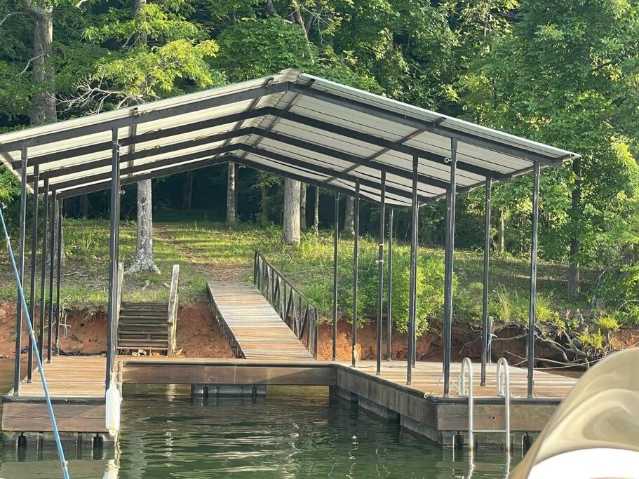 Cozy, Lake Lanier property with amazing views