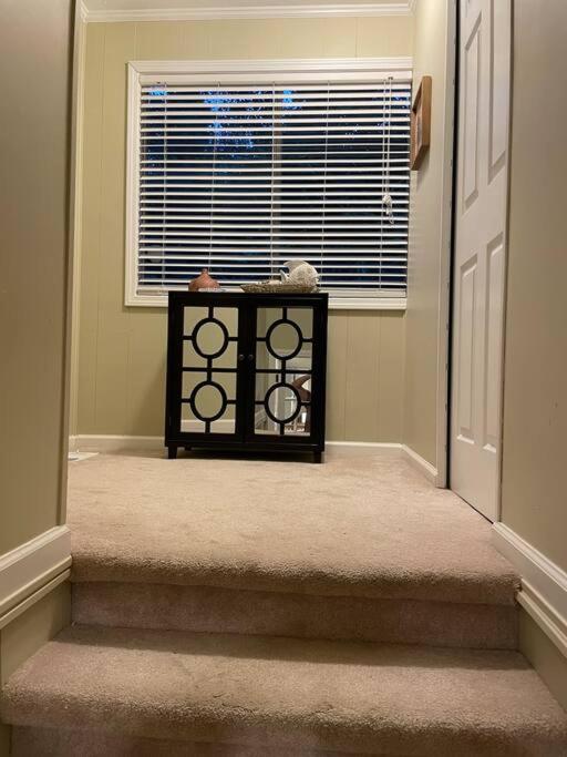 Cozy, Lake Lanier property with amazing views