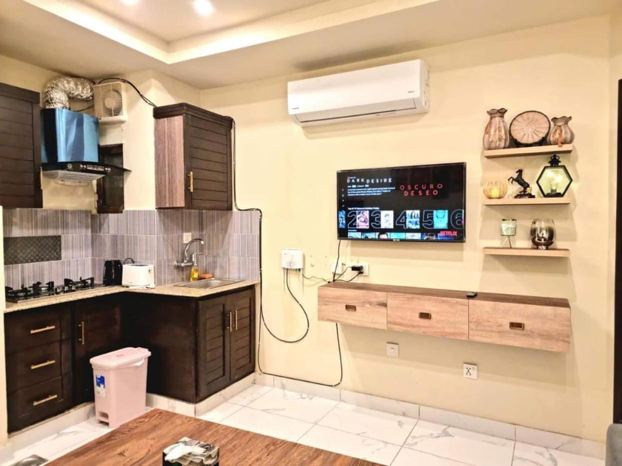 Comfortable & Lovely 1 Bed Apt In Bahria Town view 2