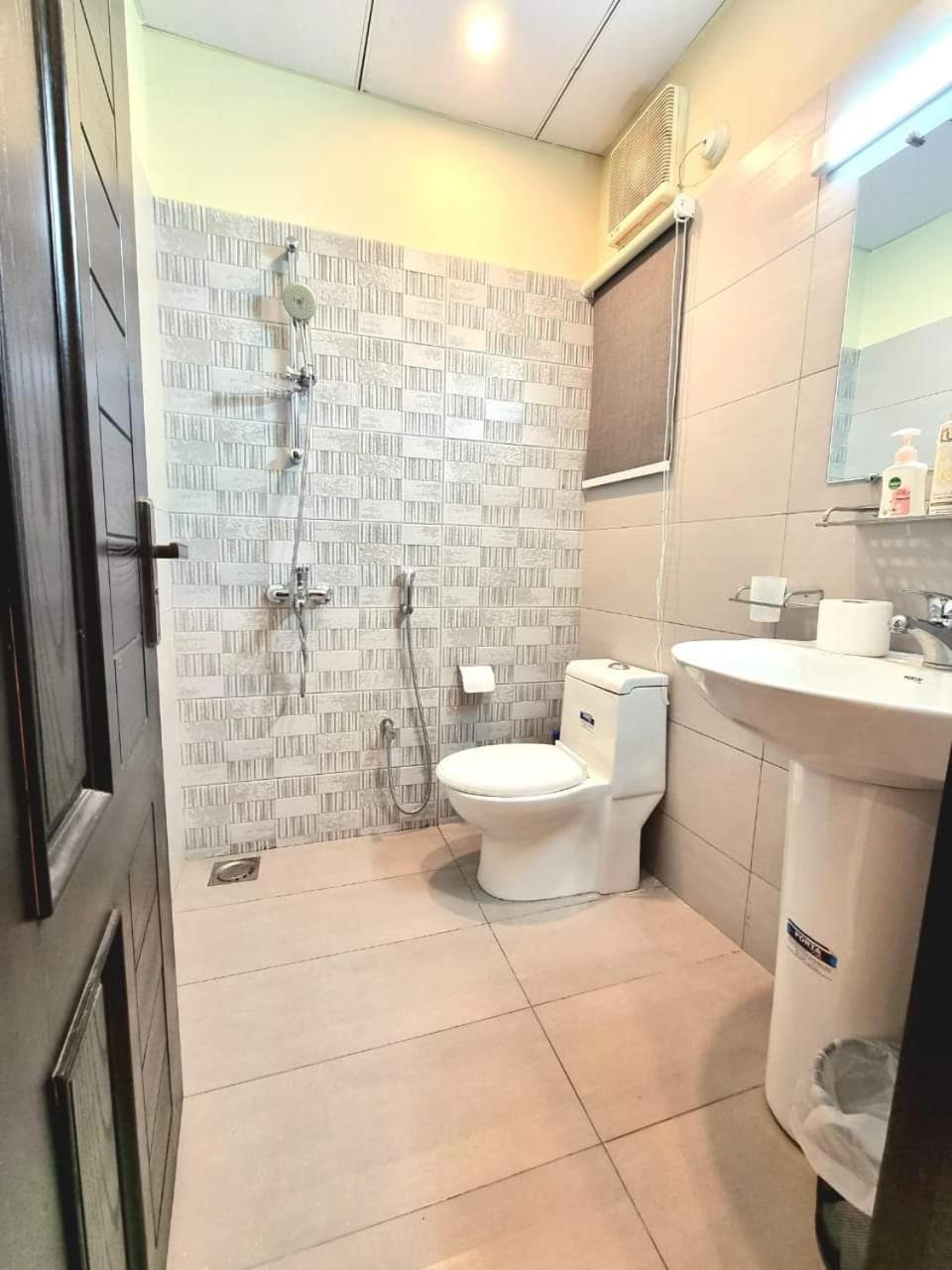 Comfortable & Lovely 1 Bed Apt In Bahria Town view 4
