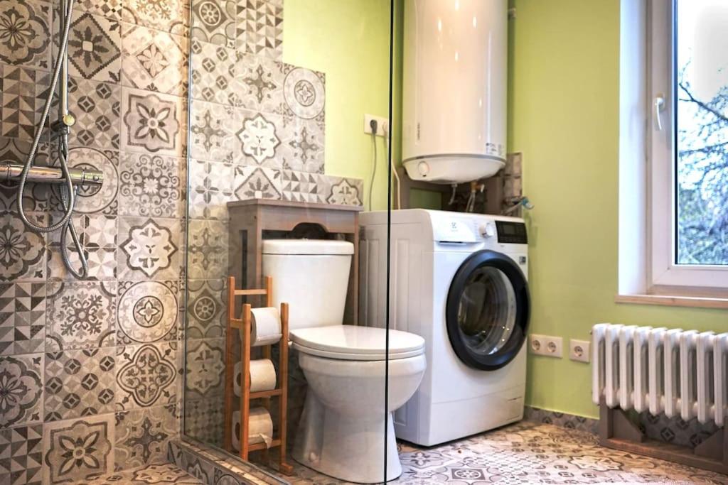 Modern 2BR Apt Near Park & Train Station in Old Town w Free Parking view 2