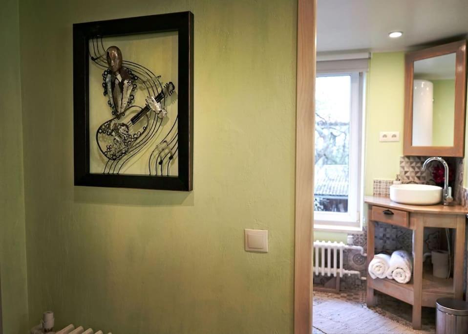 Modern 2BR Apt Near Park & Train Station in Old Town w Free Parking view 3