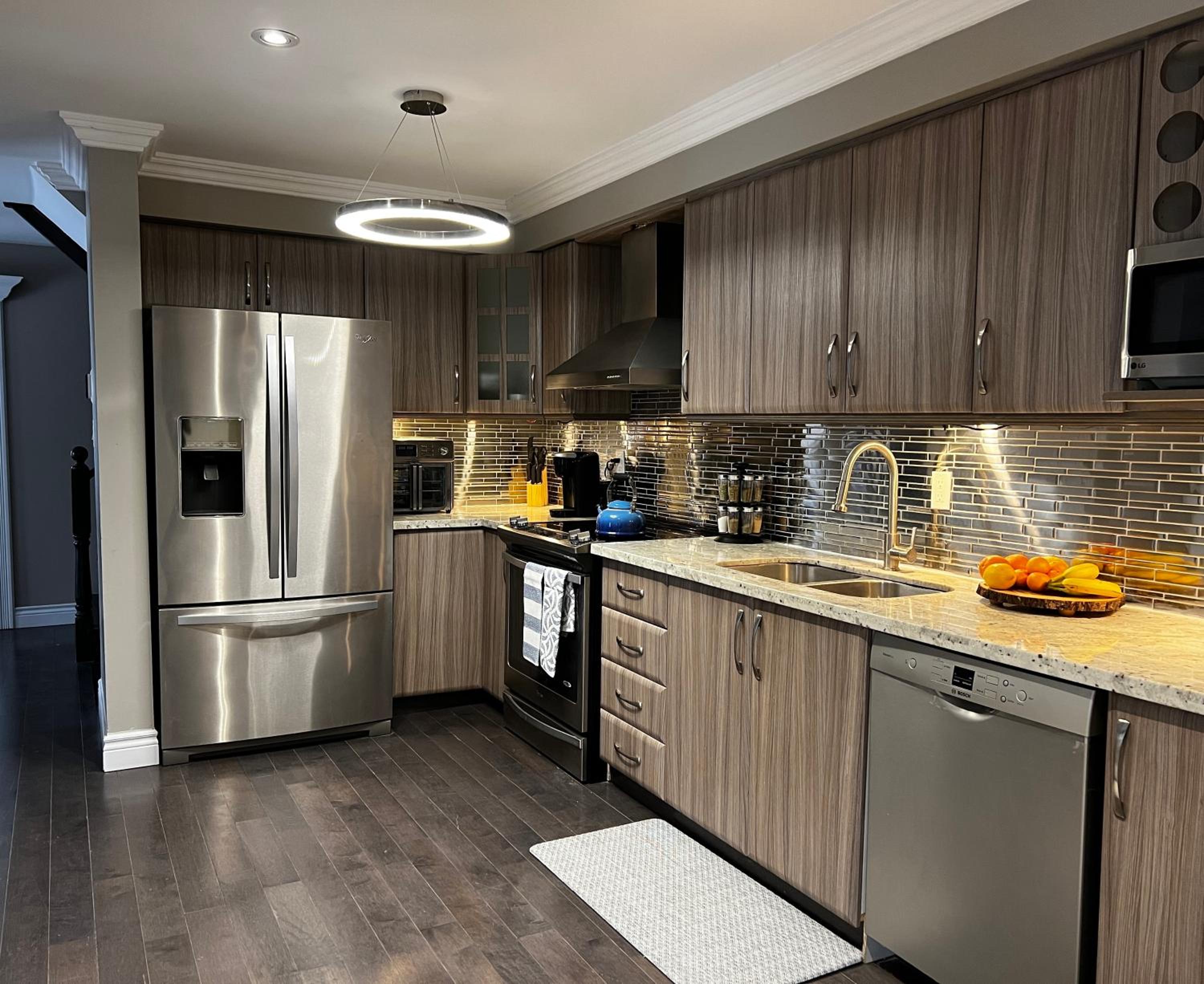 Toronto Vacations - Chic, Spacious Home You'll Love - Property Image 2