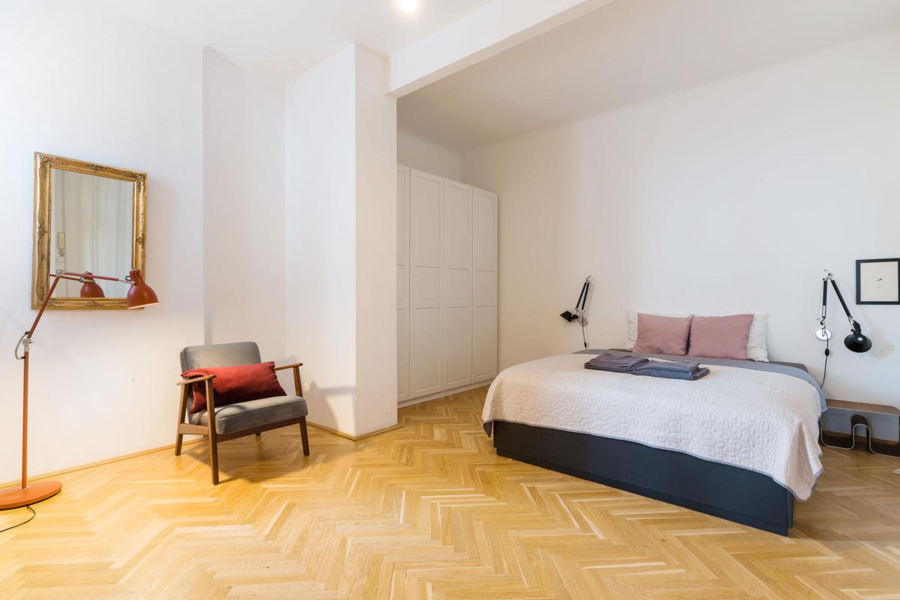 Klauzal apartment w/3 bedrooms, french balcony view 4