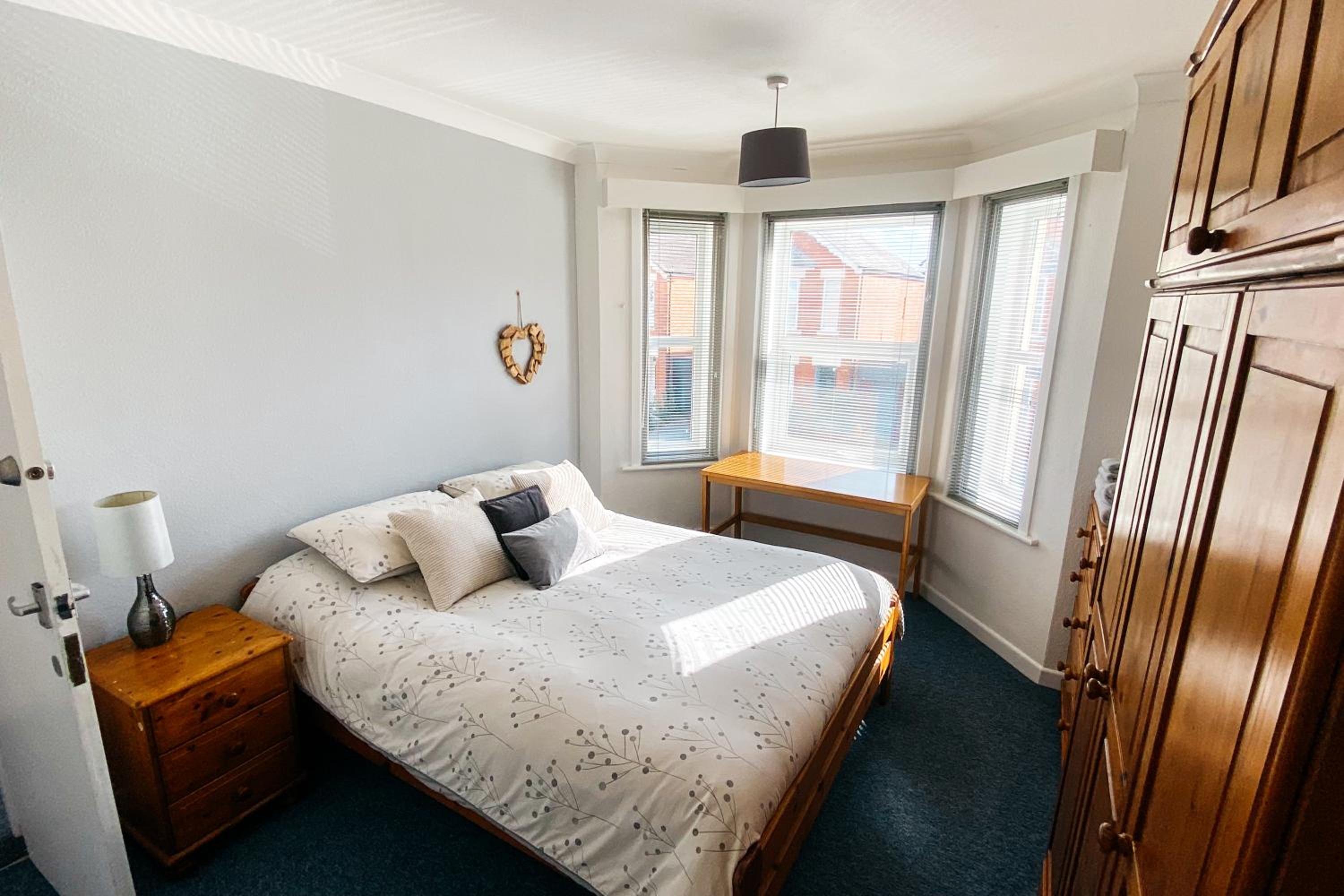 Spacious 6 Bedroom House Close to Beaches and Town view 4
