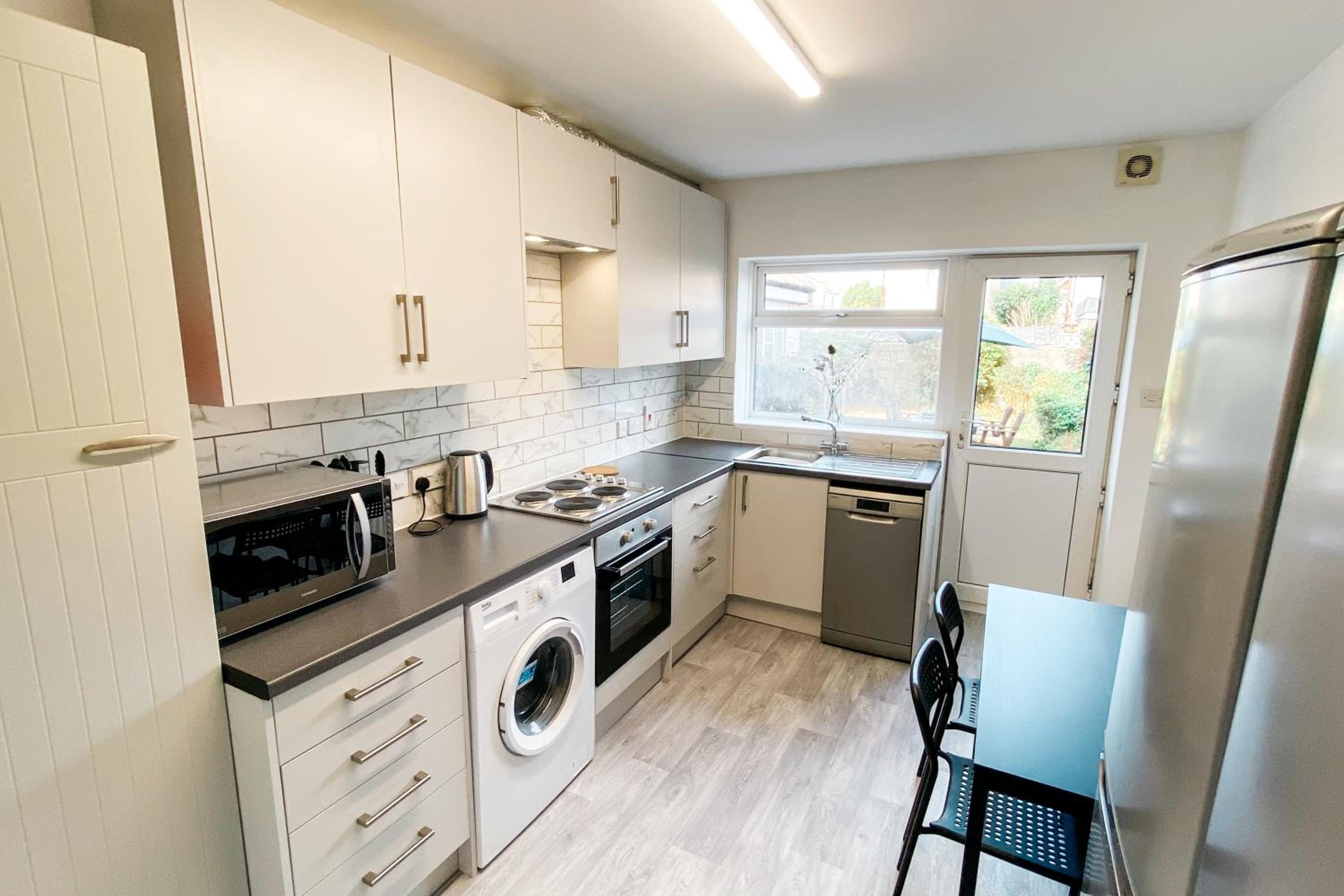 Spacious 6 Bedroom House Close to Beaches and Town view 2