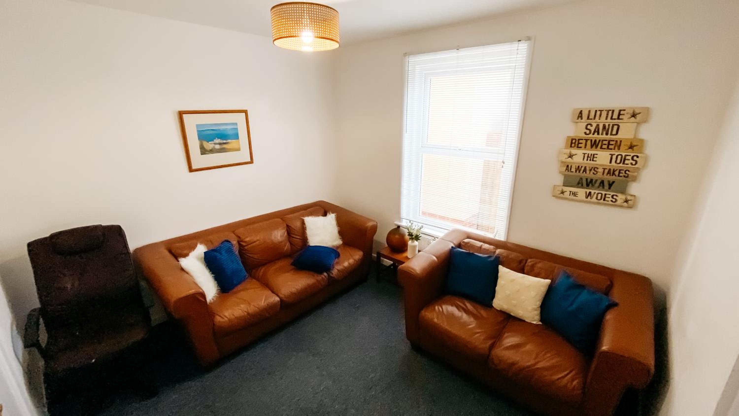 Spacious 6 Bedroom House Close to Beaches and Town view 3