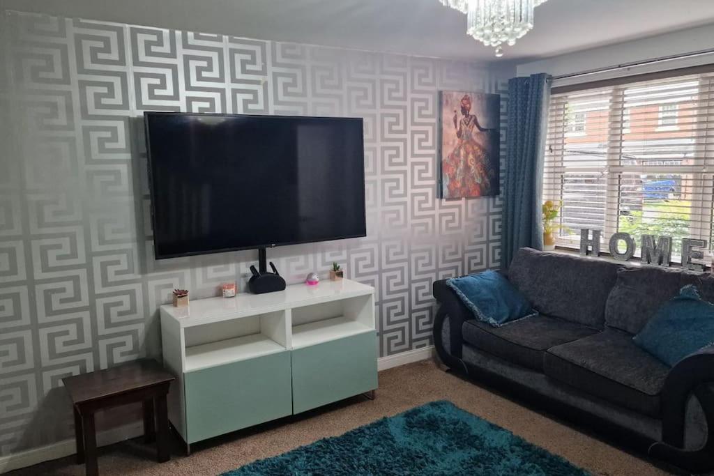 Well Furnished 3 Bedroom House in a cosy estate in Bolton with free parking view 3
