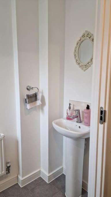 Well Furnished 3 Bedroom House in a cosy estate in Bolton with free parking view 2
