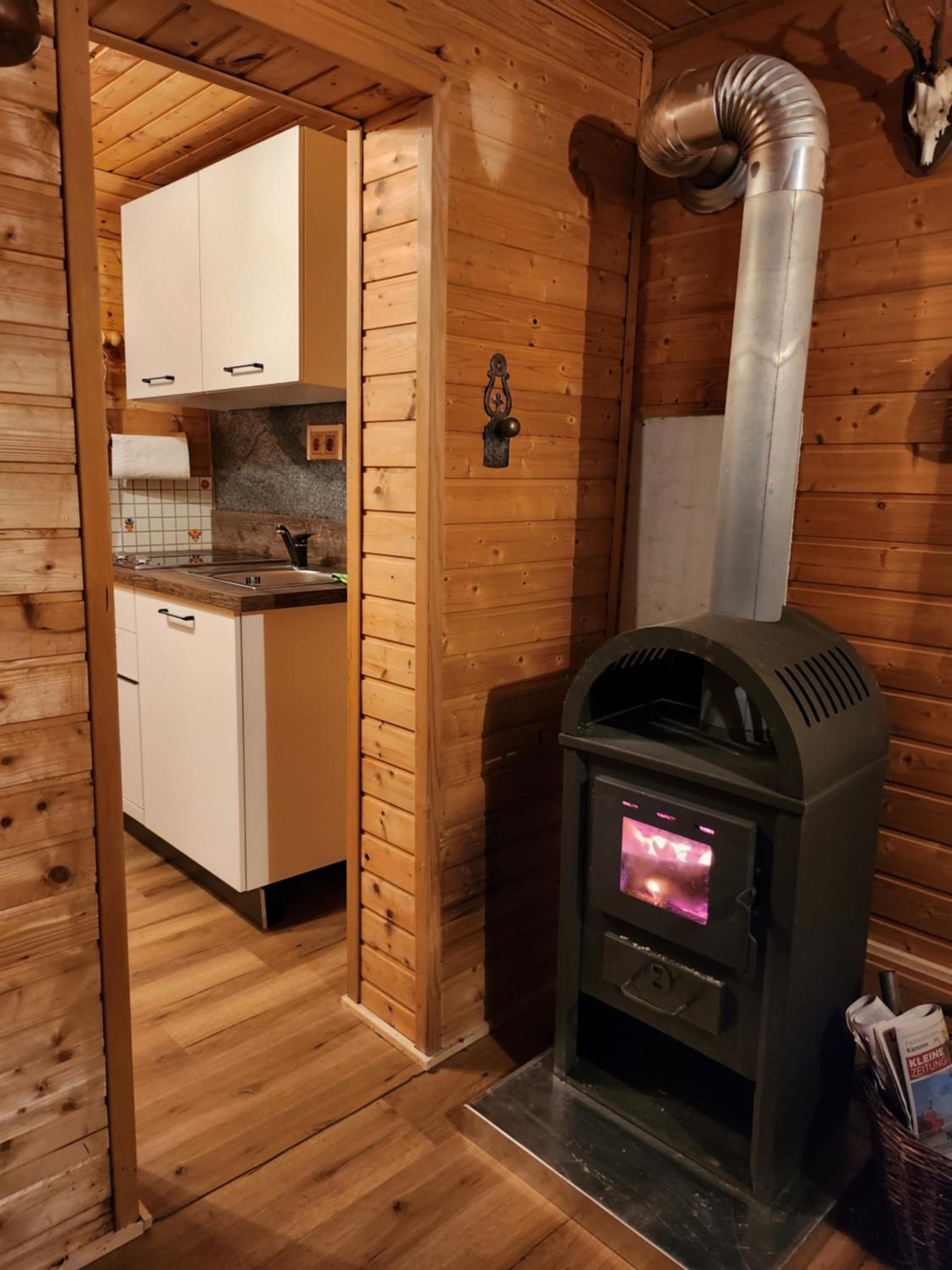 Urige Waldbienenhütte