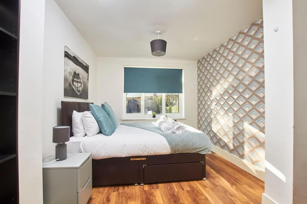 Spacious house, private garden, parking & Netflix view 3