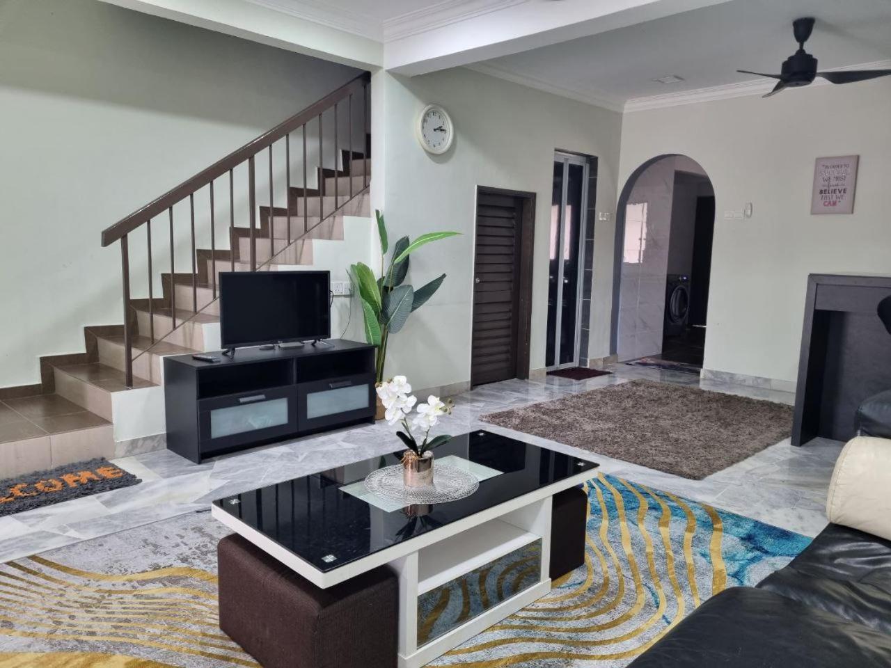 Three-Bedroom House at Tyara Homestay Sunway photo 1