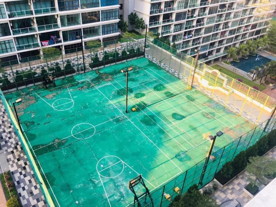 Palazio Mount Austin Modern Stylish 3 bedrooms balcony pool view high floor by GDRAGON HomeStay