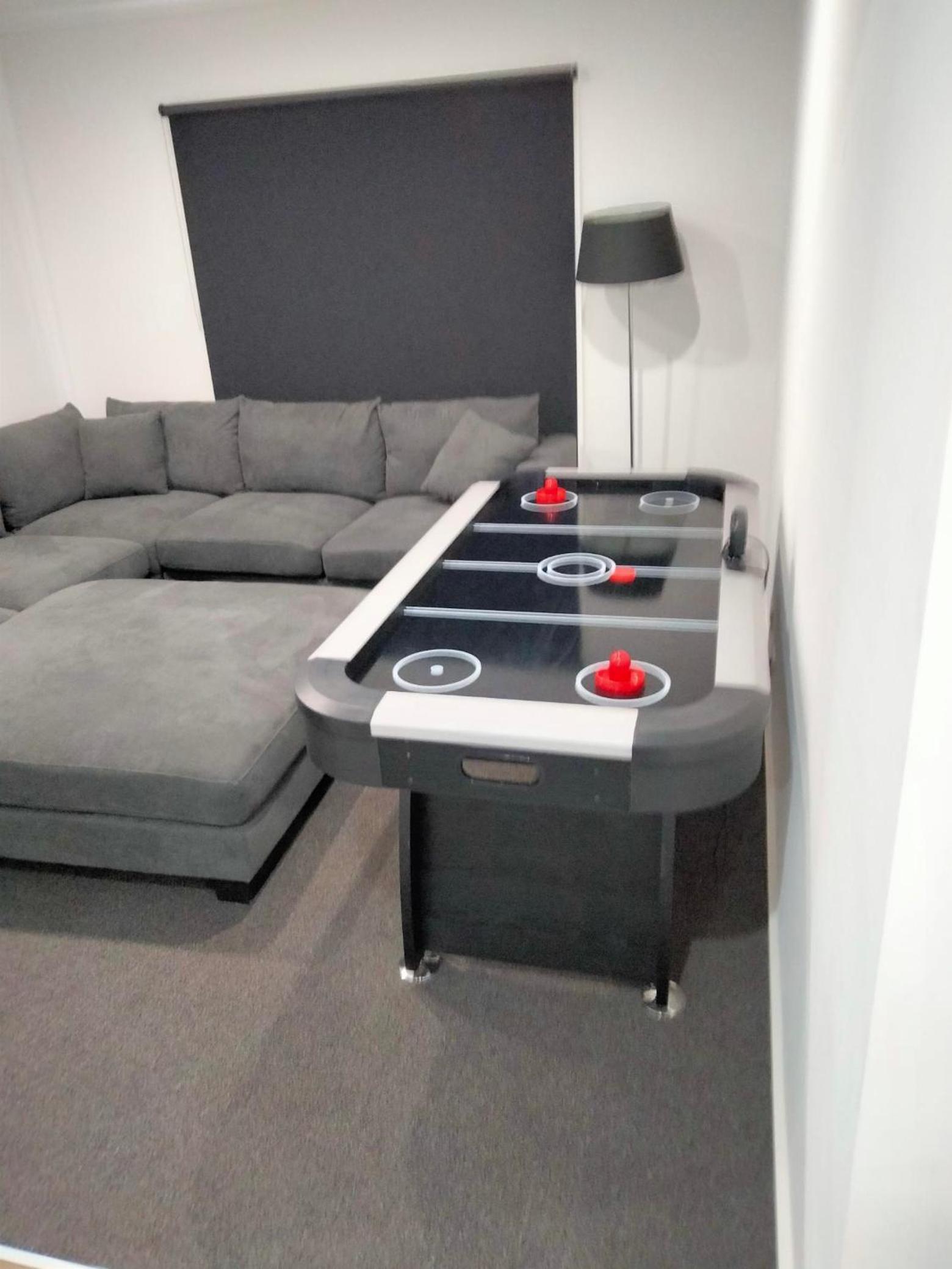 Modern and cosey 4 bedroom house walk to beach