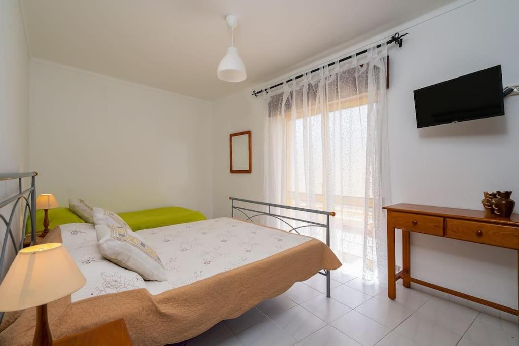 PRESIDENTE - Amplo apart para 6 pessoas com parking e a 10 min da praia da Rocha view 2