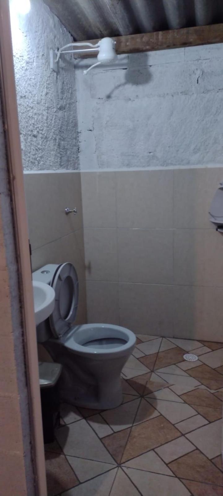 Quartos com ar-condicionado e piscina de 30 mil litros, a apenas 5 minutos da praia